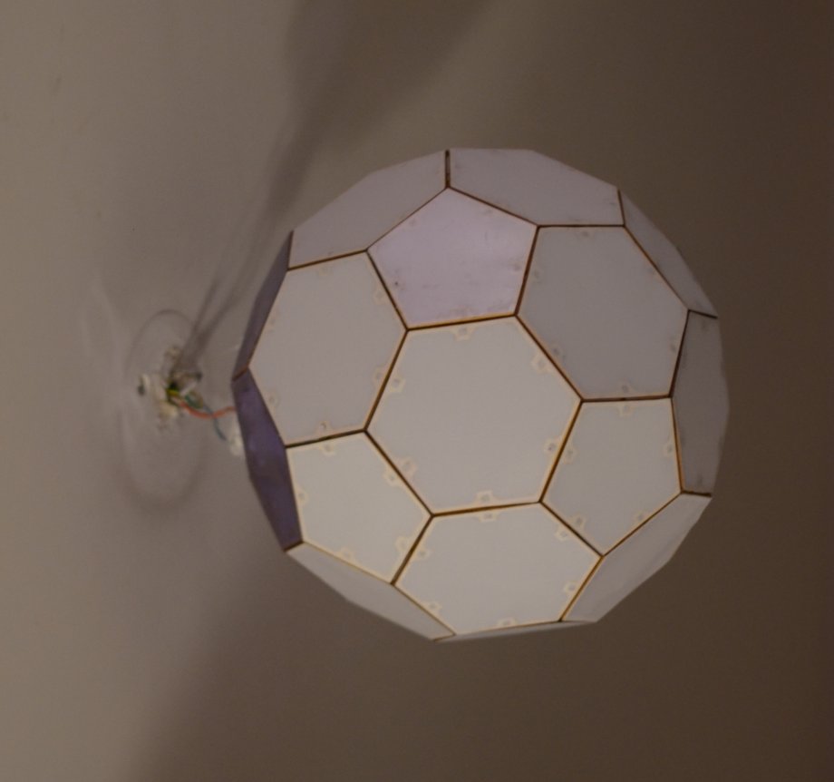 vue la lampe, version bois, éteinte et suspendue au plafond.