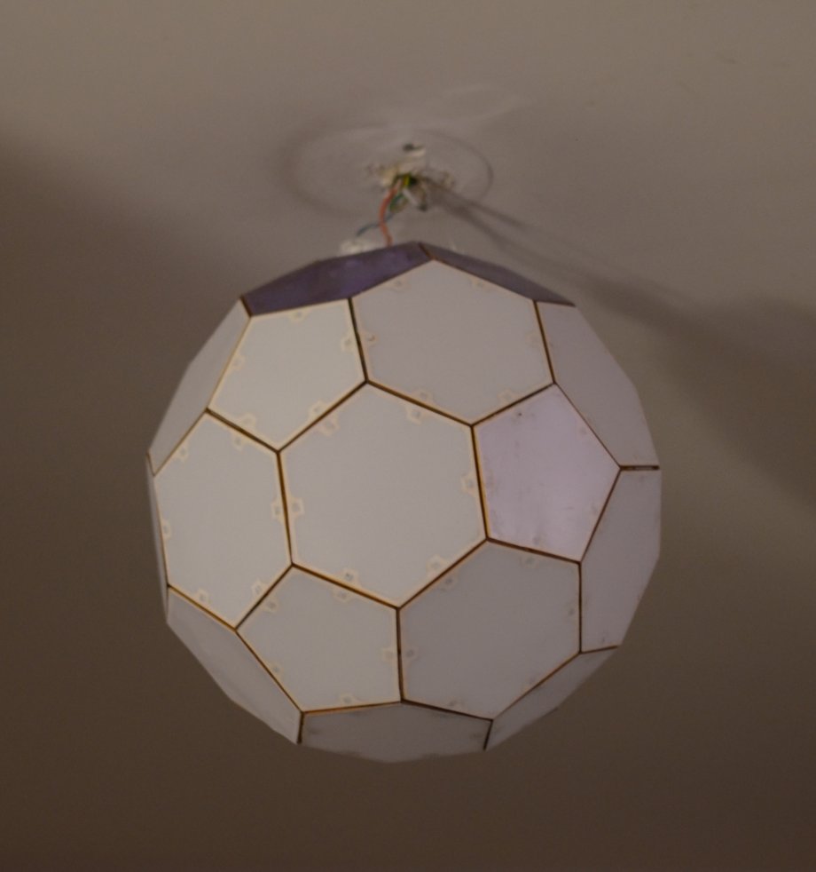 vue la lampe, version bois, éteinte et suspendue au plafond.